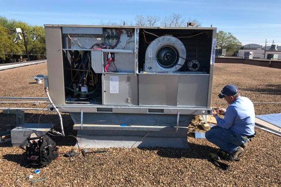 Air Current Technician service a rooftop AC